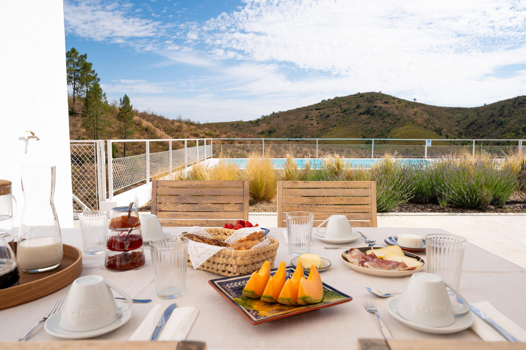 Pequeno-almoço no campo alentejano Mesa de pequeno-almoço com vista para o campo no Monte de Torquines casa de campo no Alentejo